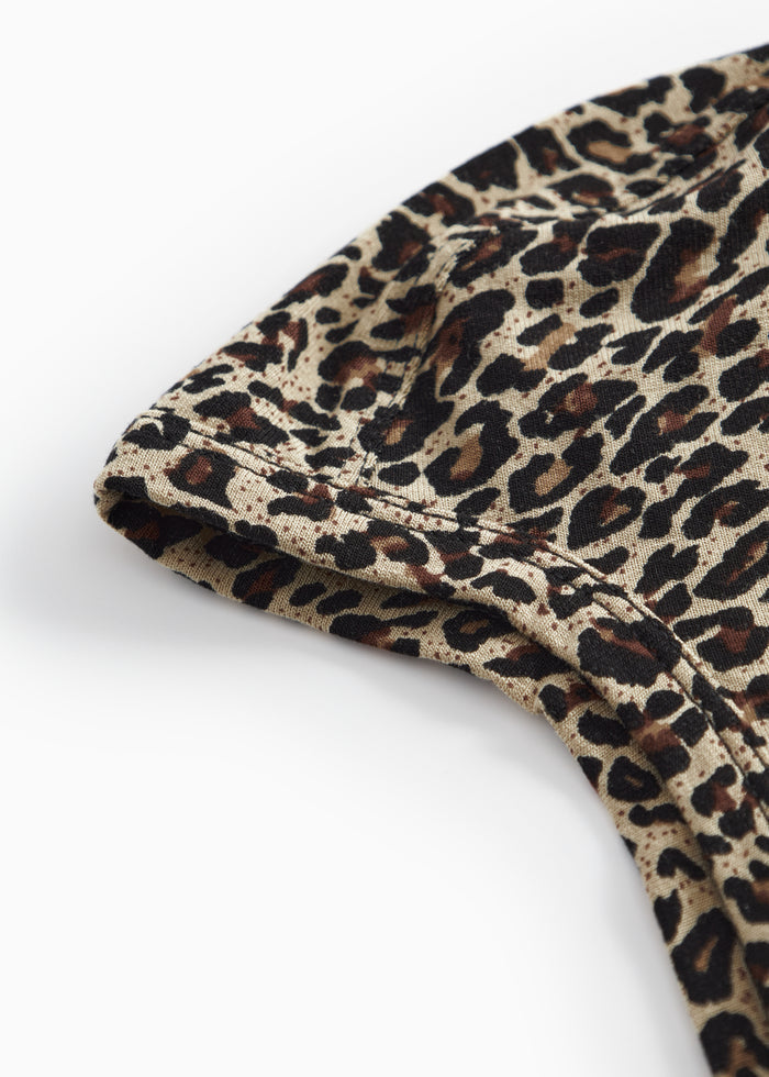 Leopardmønstret stofkant med synlig søm og tekstur