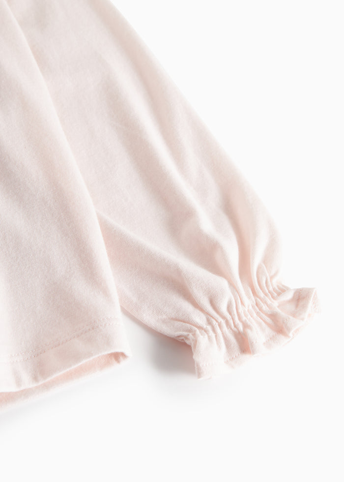 Flæsebluse i lys rosa med elastisk manchet ved ærmet