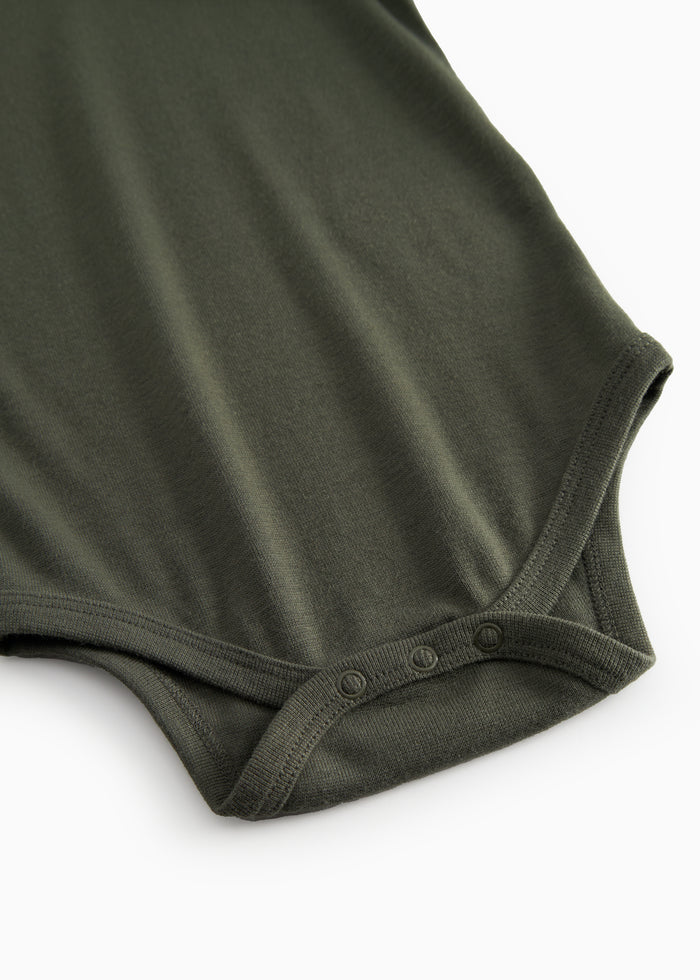 Mørkegrøn bodystocking: skridtsnit med trykknapper og glat nederkant.