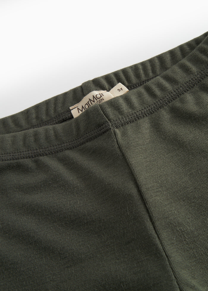 Detalje af elastisk talje på mørkegrønne børneleggings med logo-label