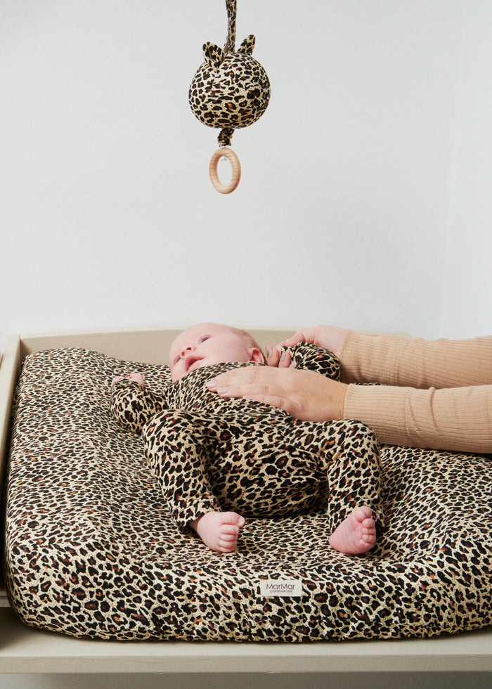 Leopardmønstret babyaktivitetsmåtte med ophængt musikuro og træring