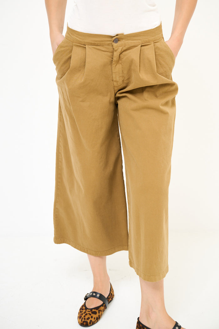 Pleated cropped wide-leg trousers with soft wash wholesale