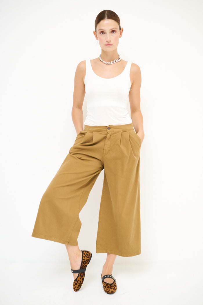 Pleated cropped wide-leg trousers with soft wash wholesale