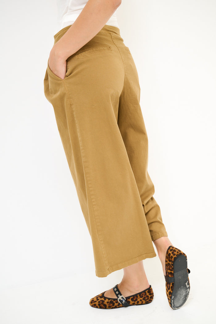 Pleated cropped wide-leg trousers with soft wash wholesale